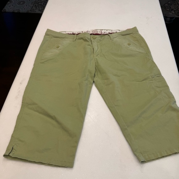 Hollister Juniors low rise Green shorts/capri pants, Sz 9 NWT - Picture 12 of 12